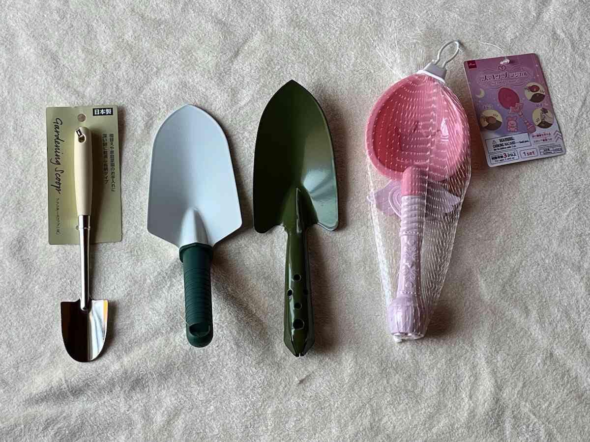 ダイソーの「スコップ」は大人用から子供用までそろう！