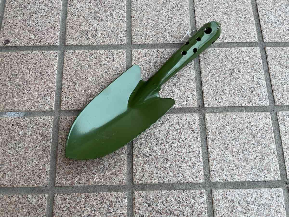 ダイソーの「共柄移植ごて（グリーン）」