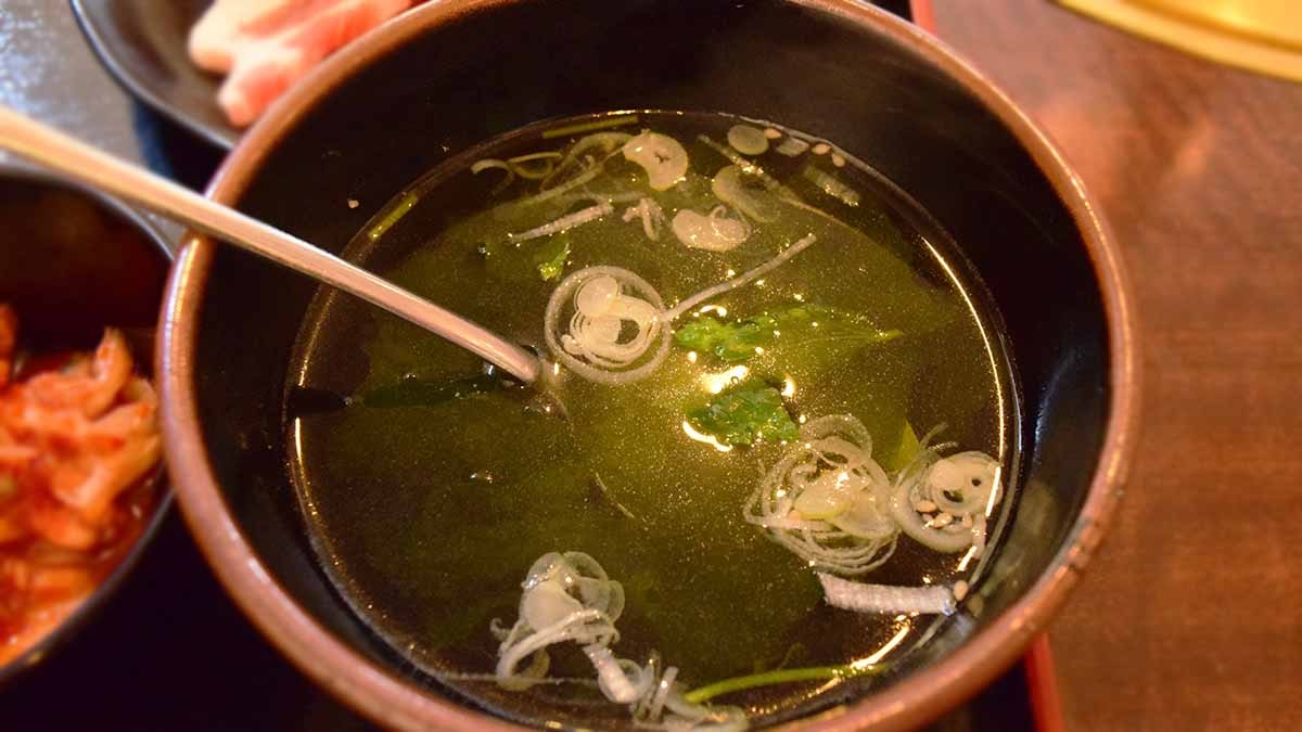 スープはわかめスープ。