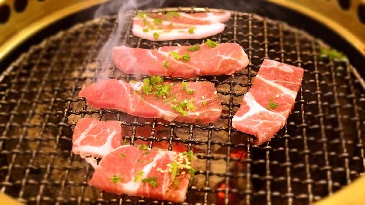 豚肩ロースは味噌だれが付いています