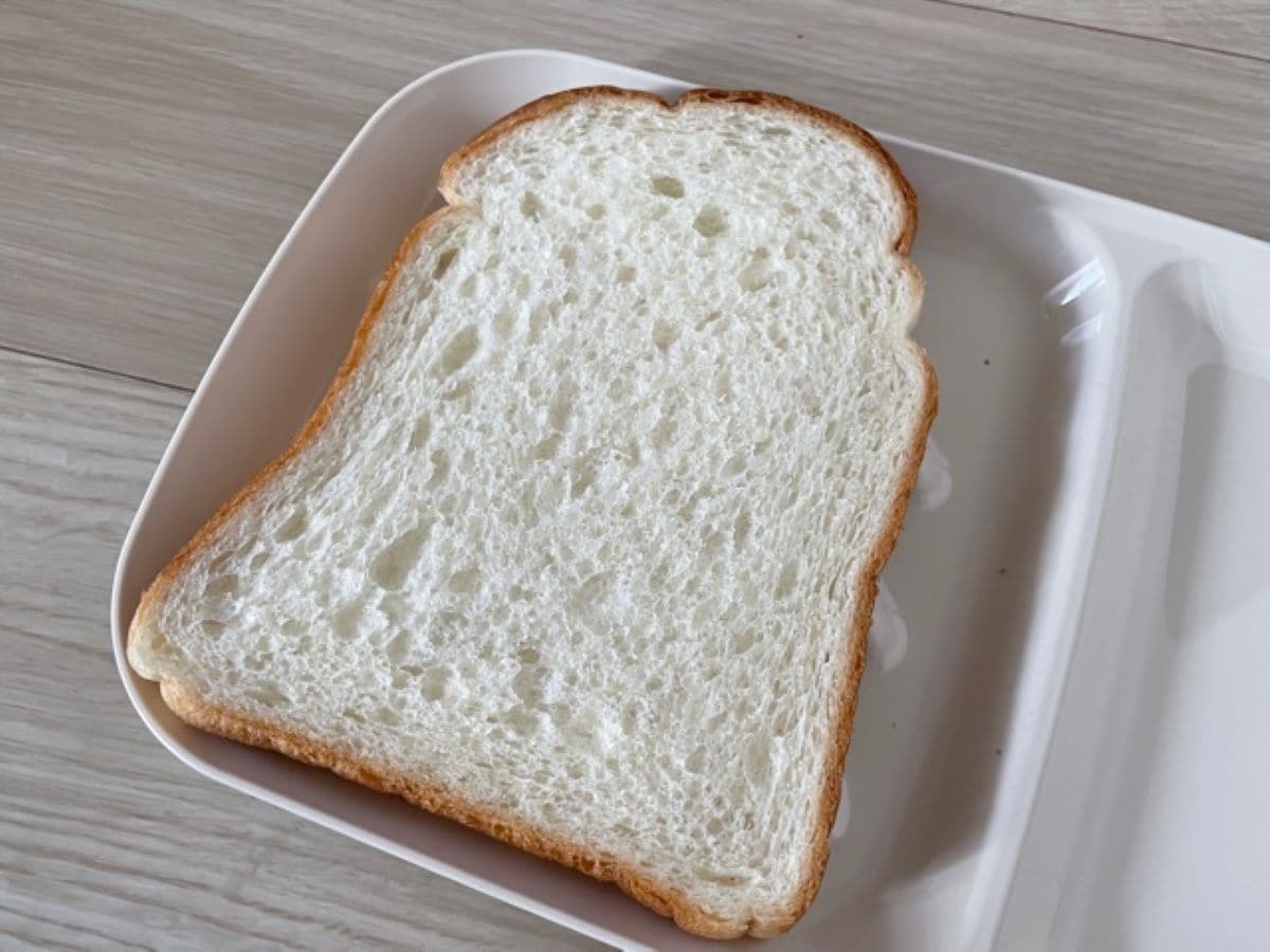 セリアのワンプレート「食パン皿」は焼き立てのパンの蒸気を逃がす作りになっている