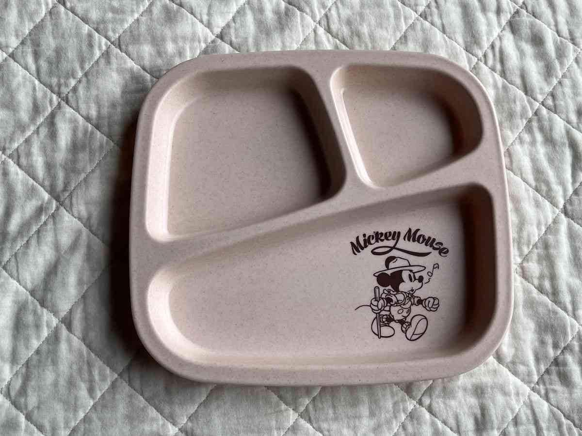セリアの「バンブーファイバー仕切りプレート ミッキー」は子供用の食器として活用できる