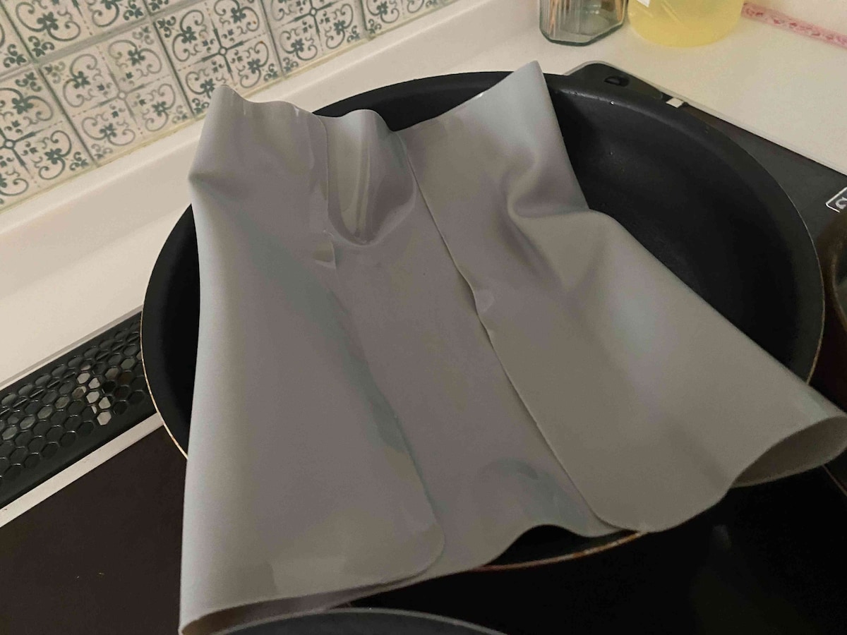 落とし蓋代わりに調理中の鍋に入れても、溶けたりくっついたりせず使える