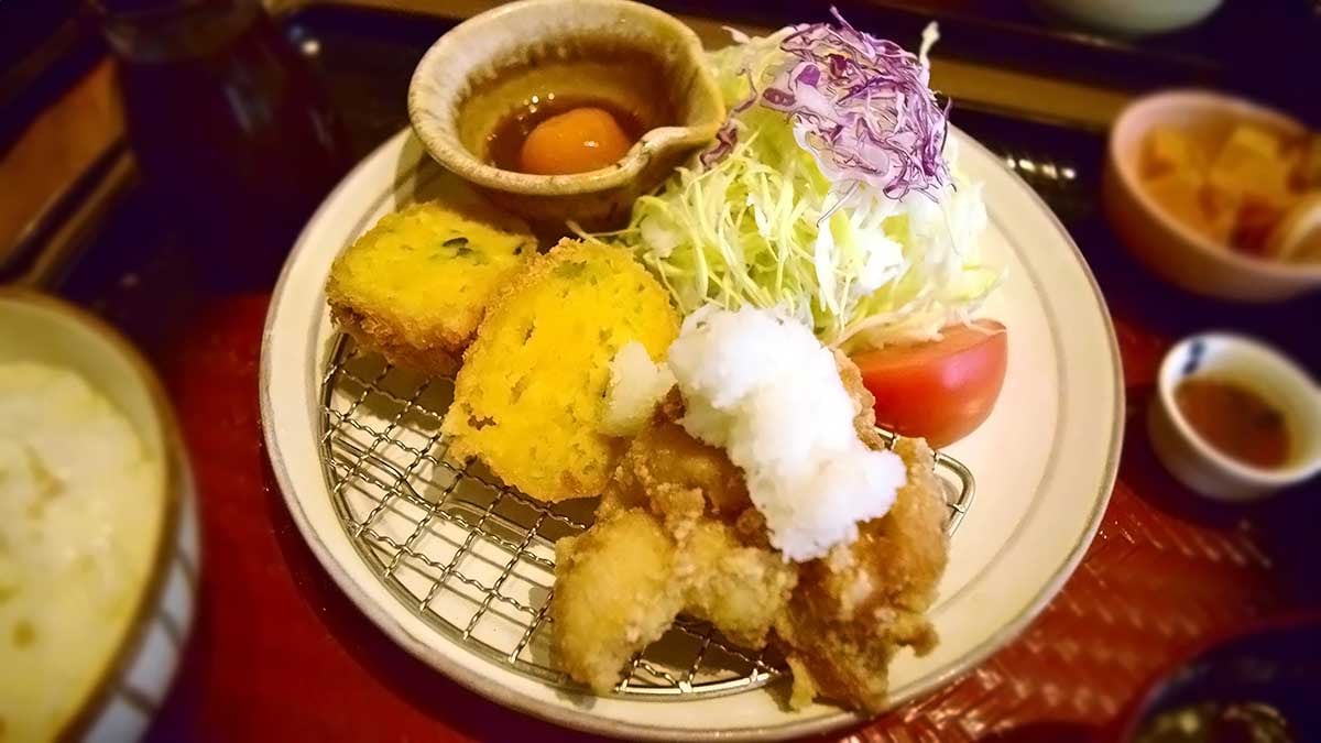 かぼちゃの甘みも感じられるコロッケが濃密でおいしい