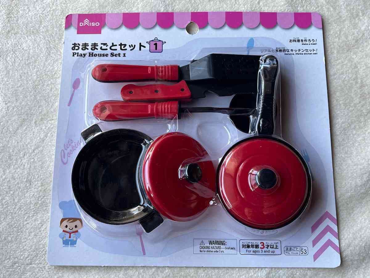 ダイソーの「おままごとセット1」