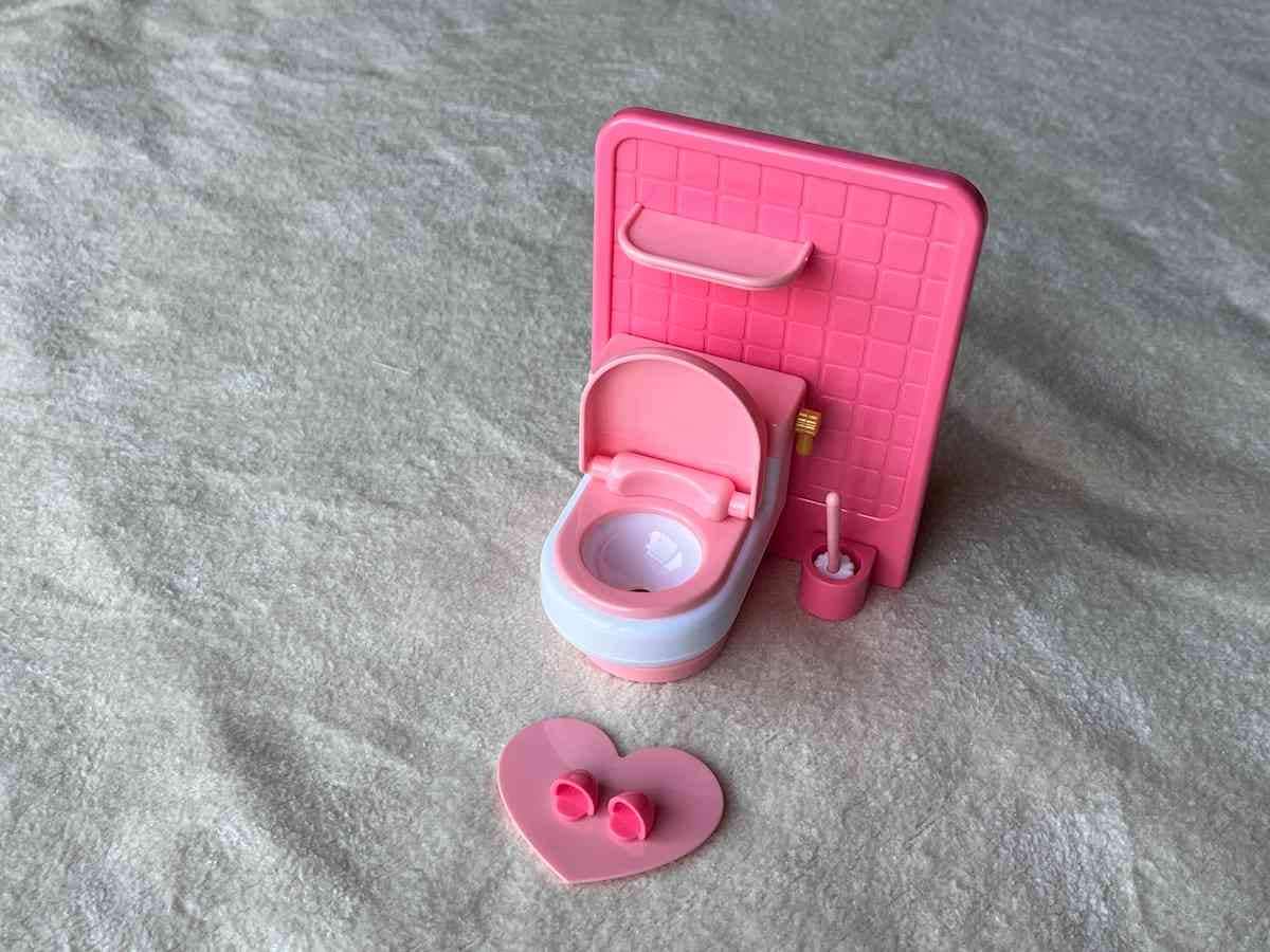 ダイソーの「ままごと（トイレセット）」はトイレ、トイレマット、スリッパ、トイレ掃除用具のセット