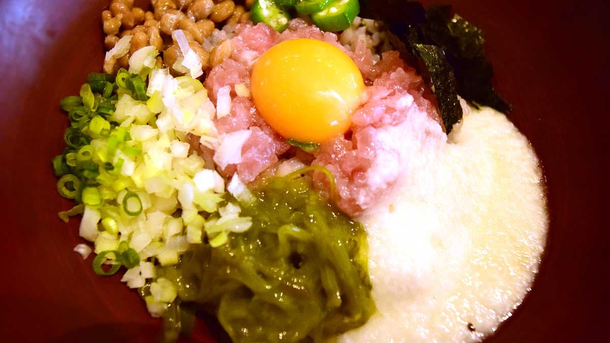 納豆やめえかぶなどのねばとろ食材てんこ盛りで、するすると口の中に吸い込まれるようなおいしさ。