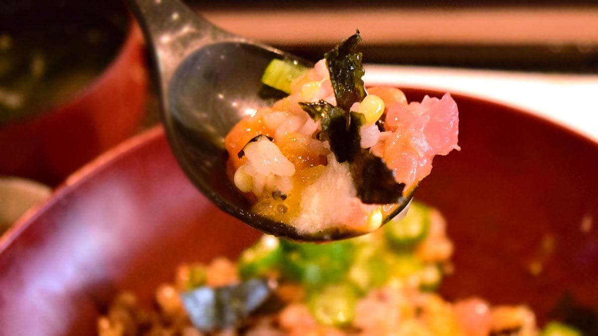 ご飯には塩気のある海苔がかかっていて、よいアクセントになっていますよ