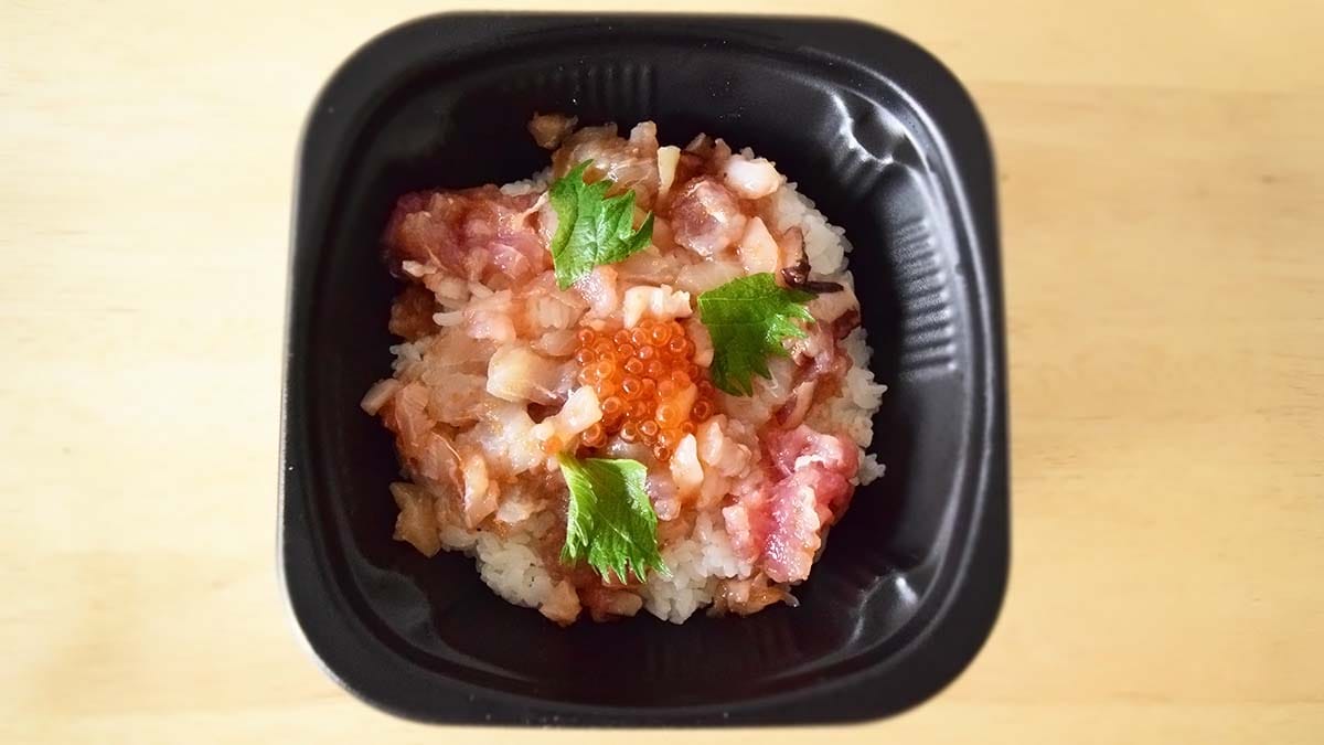 いくらやとびこ、マグロ、はまち、タコなど、色鮮やかな海鮮丼ですね。