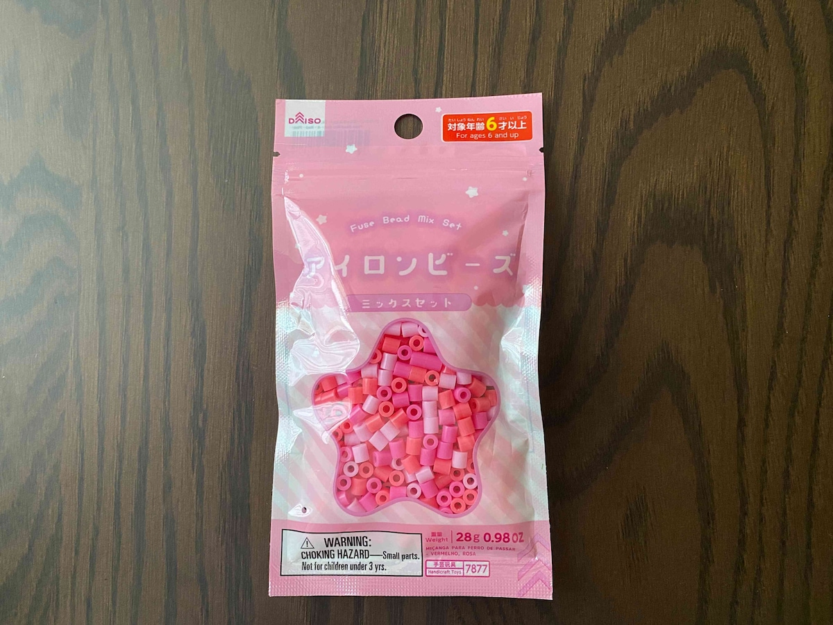 ダイソーのアイロンビーズは1袋110円（税込）とリーズナブルな値段設定