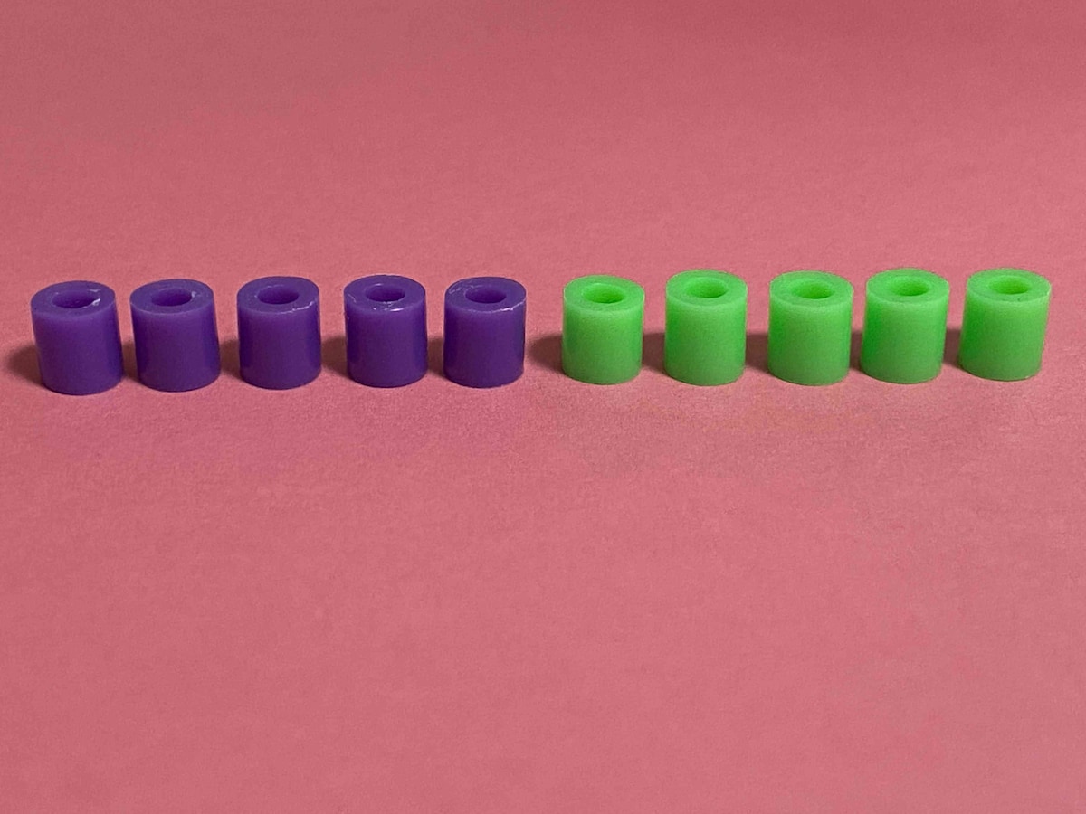 左がダイソー、右がセリア。アイロンビーズの大きさに差はない