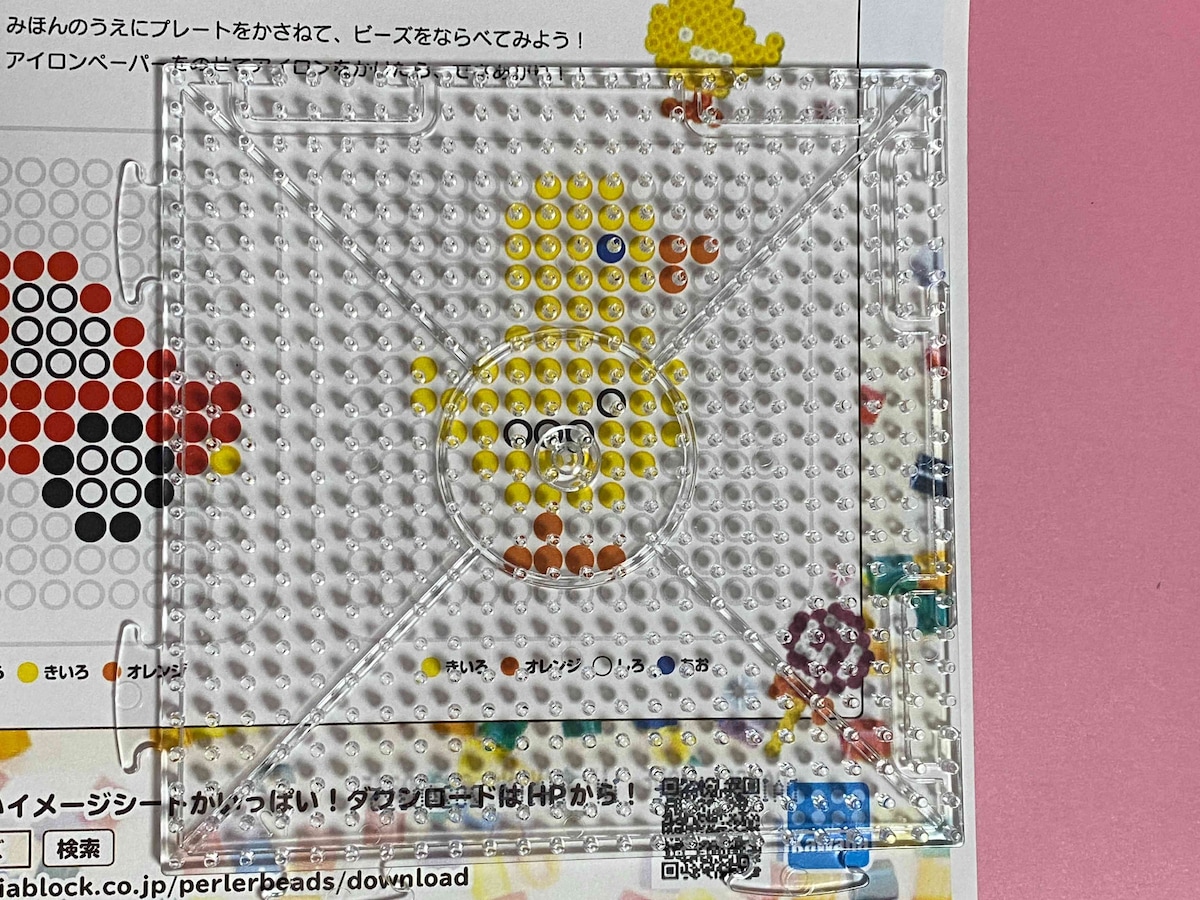 1.作りたい図案の上にプレートを乗せる