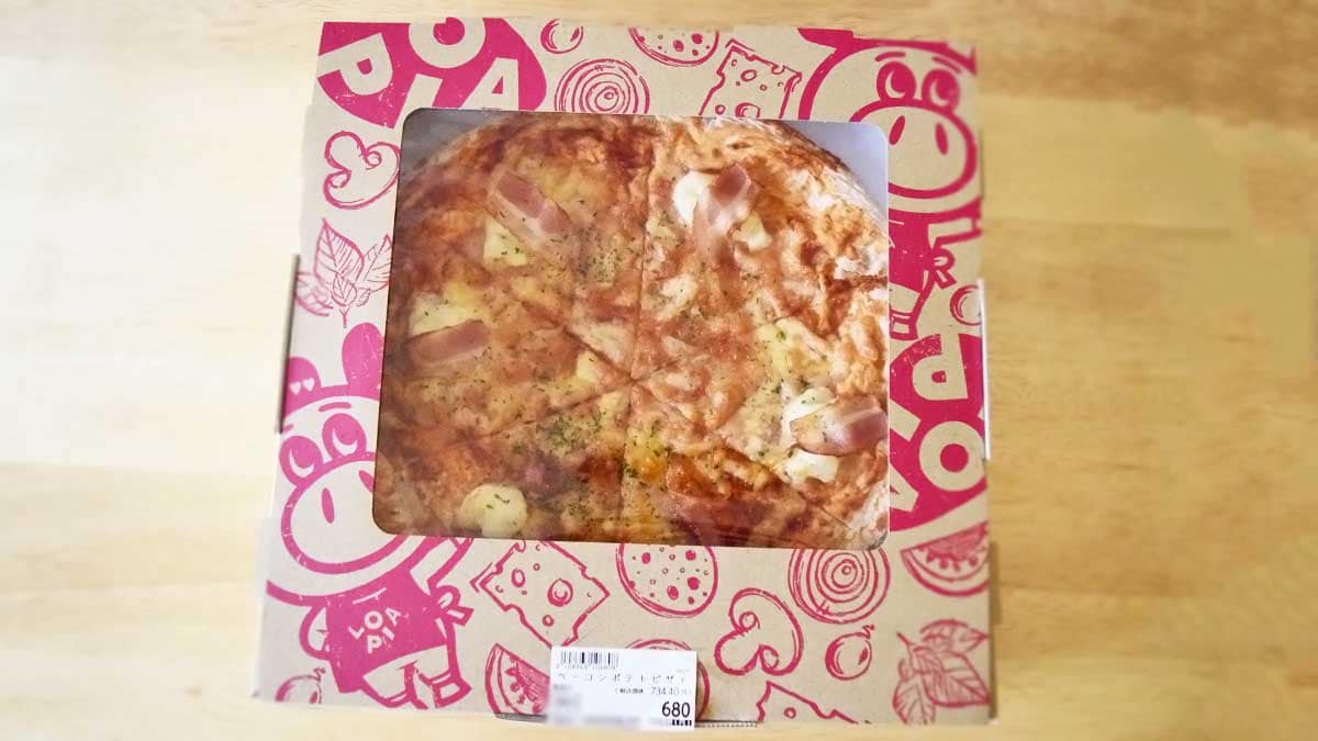 「ベーコンポテトピザ」は店内で焼いているからか、購入直後はアツアツの状態。