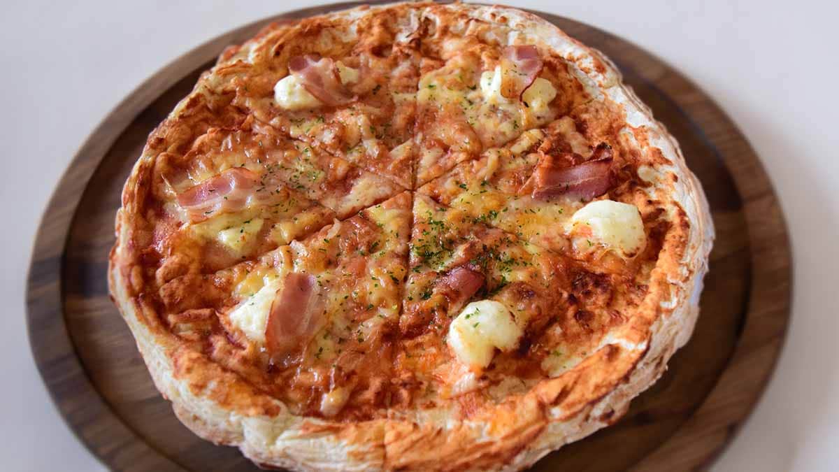 ピザ生地は少々固めでフランスパンのような食感。