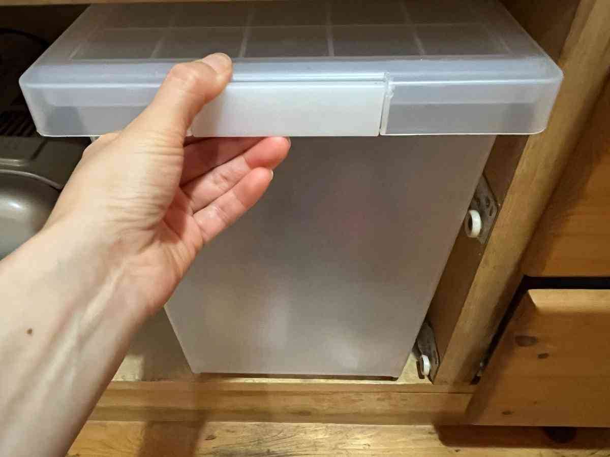 キッチンにある収納ボックスの底面につければ、取り出しやすくなる