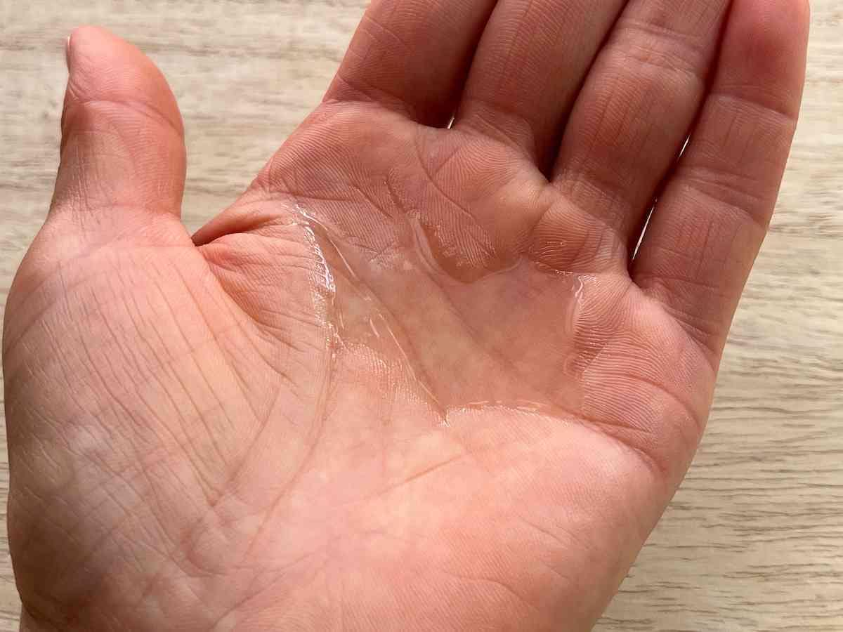 ダイソーの「ベビーオイル ナチュラル 50ml」は水のようにさらっとしている
