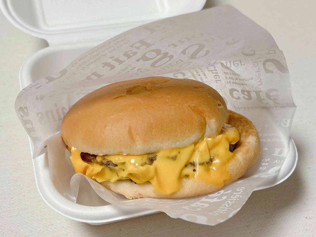 ハンバーガーの包み紙を変えただけで高見えする