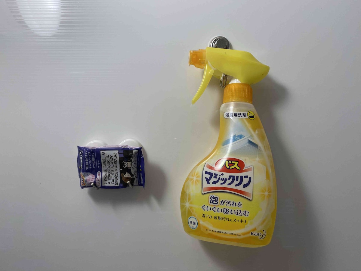 磁力の強い「ネオジム磁石スイングフック」なら、スプレーなどの重いものにも対応できる