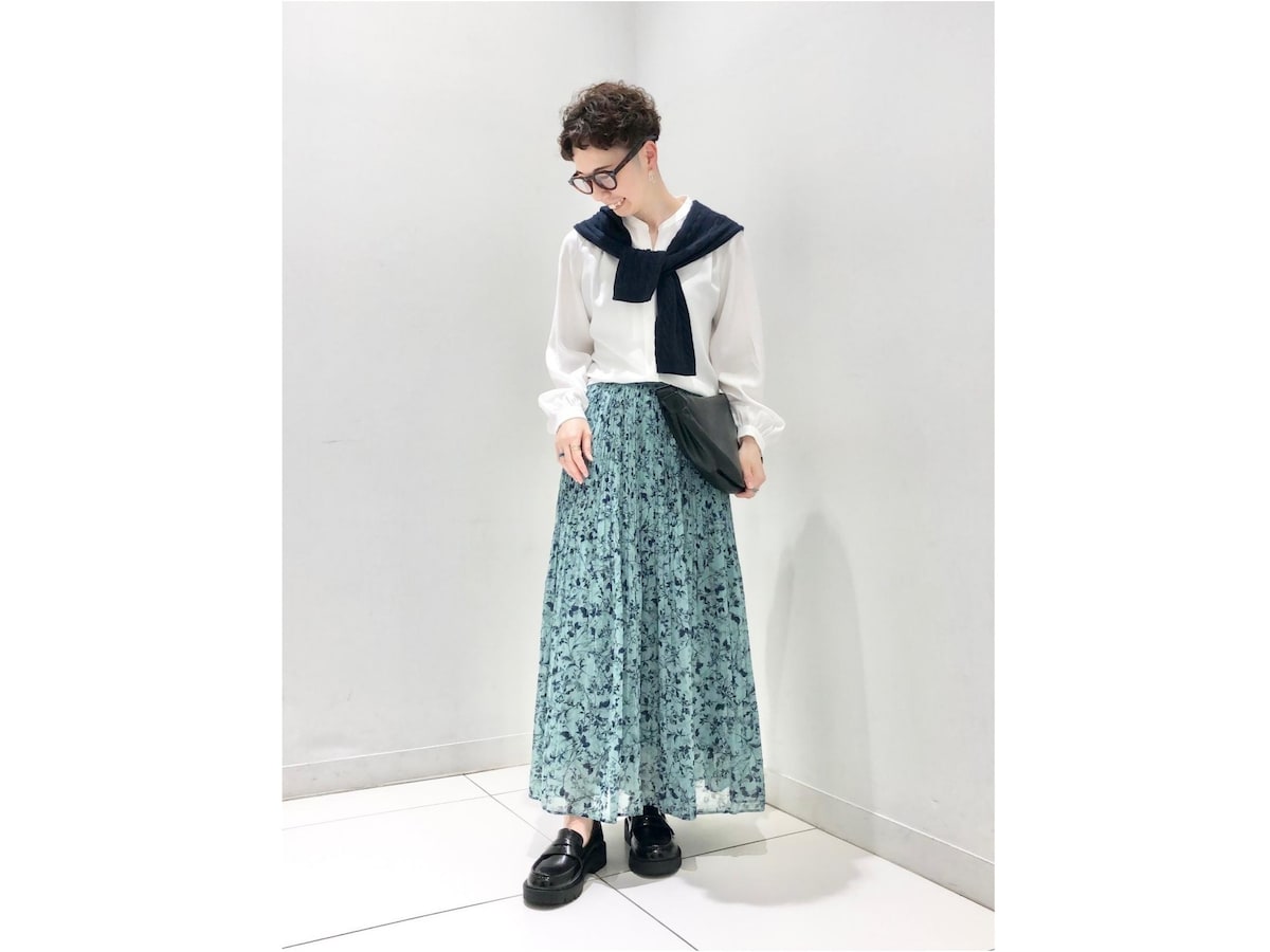 裾をゆるくインしてスカートに合わせても　出典：StyleHint