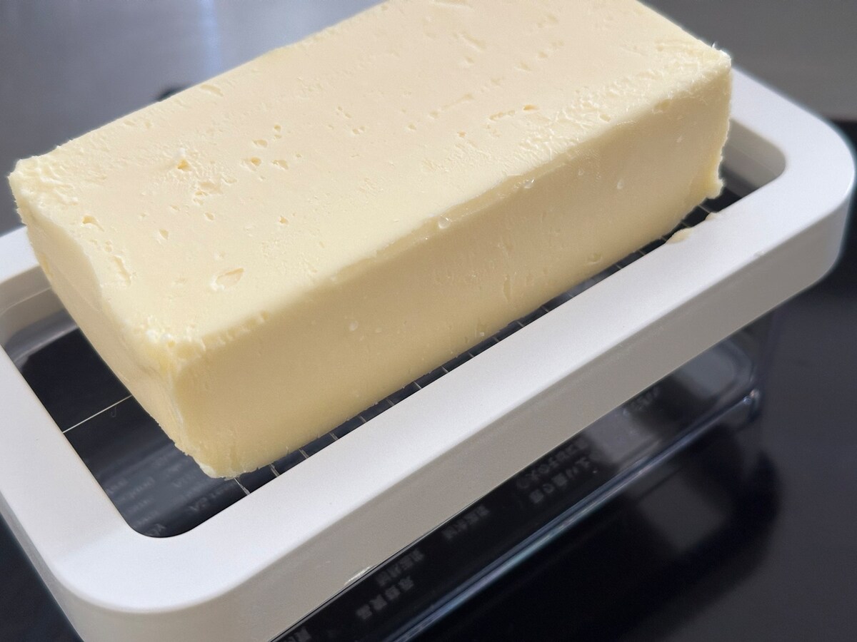 ワイヤーがはられている中蓋の上にバターをおく