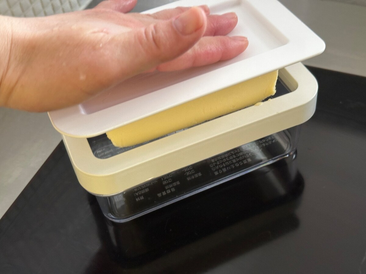 バターの上に蓋をおいて全体を押し込むようにする