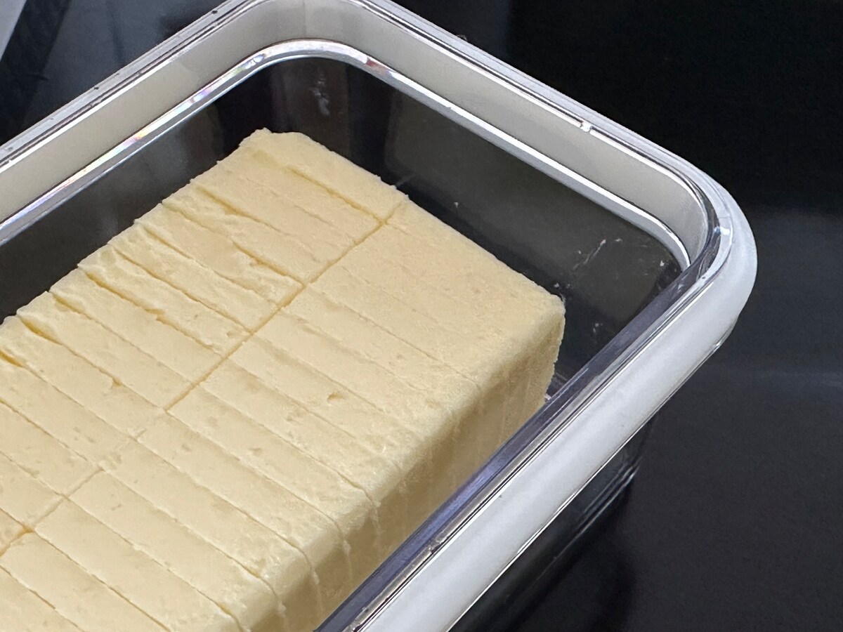 ワイヤーにカットされたバターがケースに入る