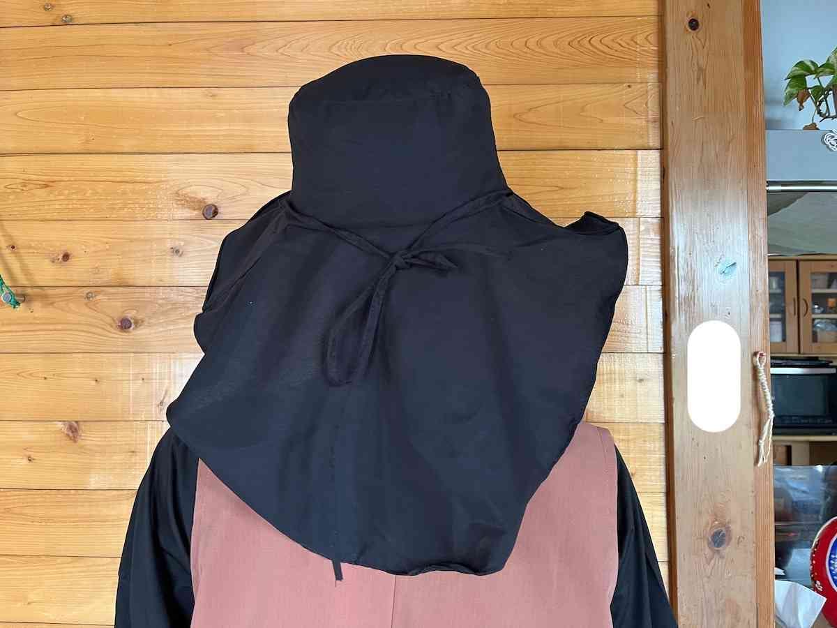 ダイソーの「折り畳めるUVカット帽子」は首の後ろ側を隠してくれる