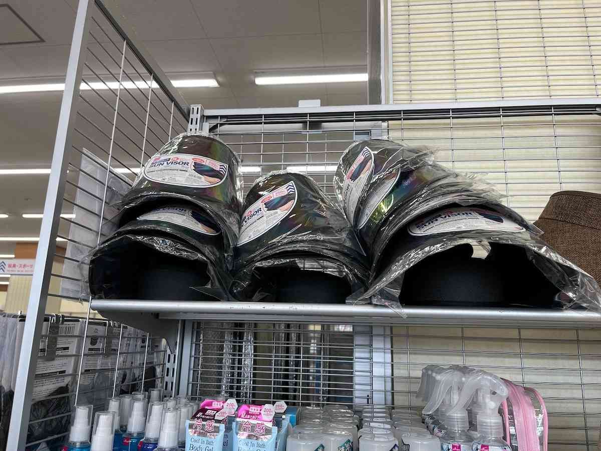 ダイソーでは「サンバイザー」も売っている