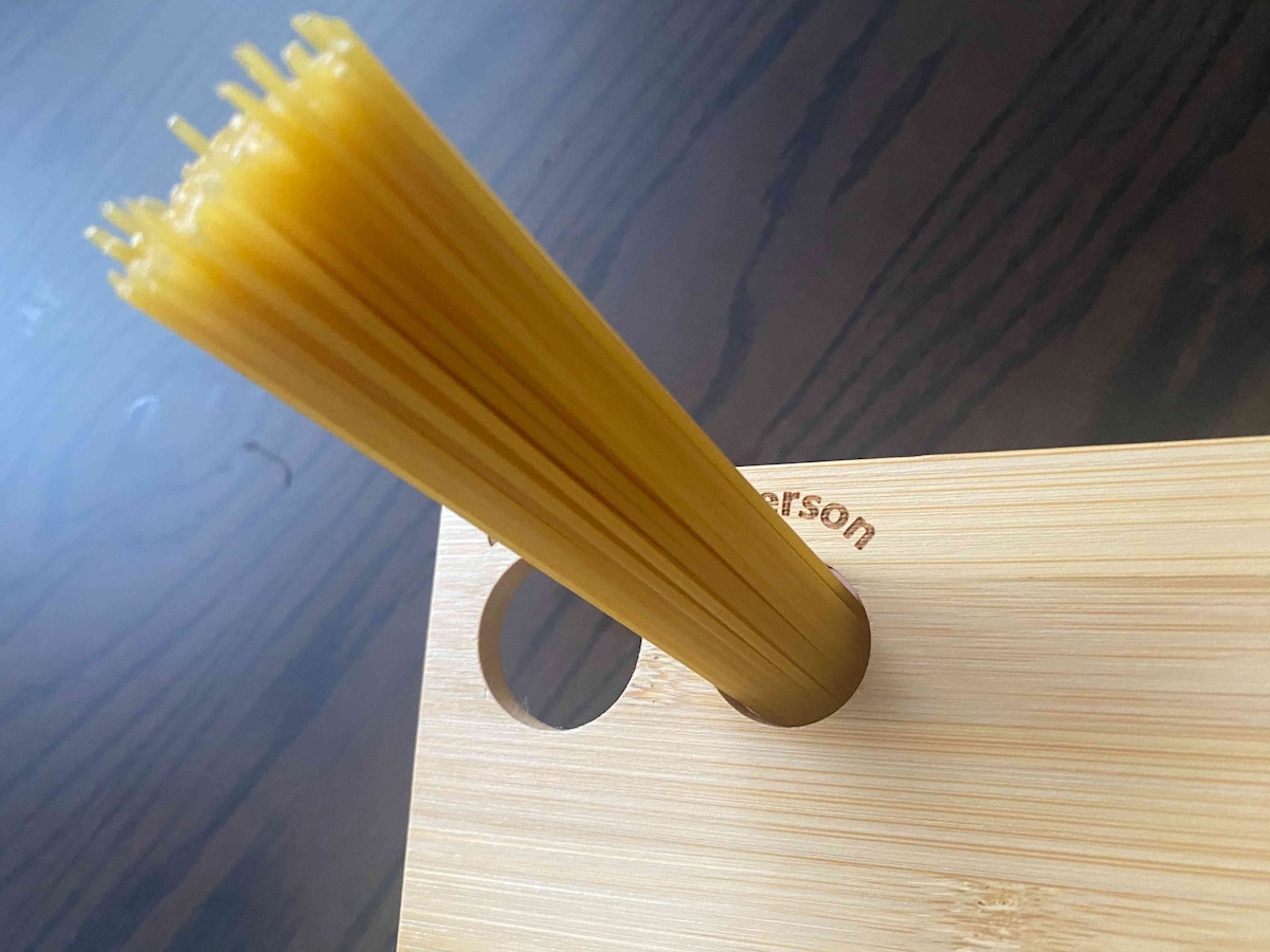 パスタを穴に差し込むだけで分量を計れる