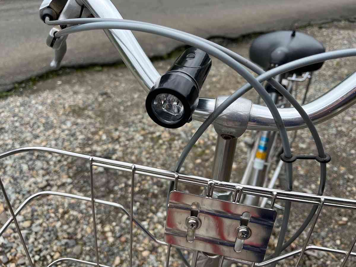 ダイソーの「自転車ライト5LEDブラック」は小さな懐中電灯のような形