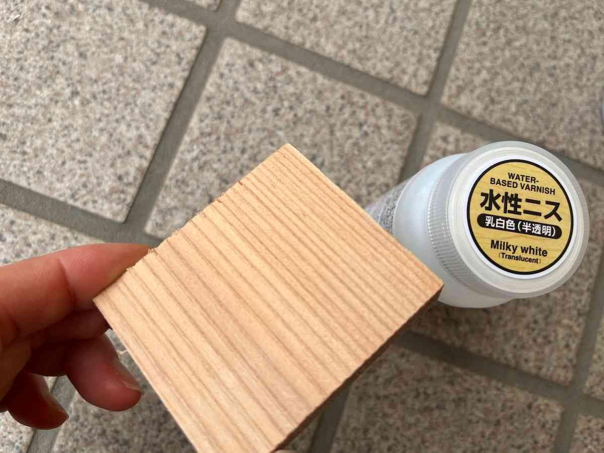 ダイソーの「水性ニス（木部工作用、乳白色（半透明））」はほぼ透明になる