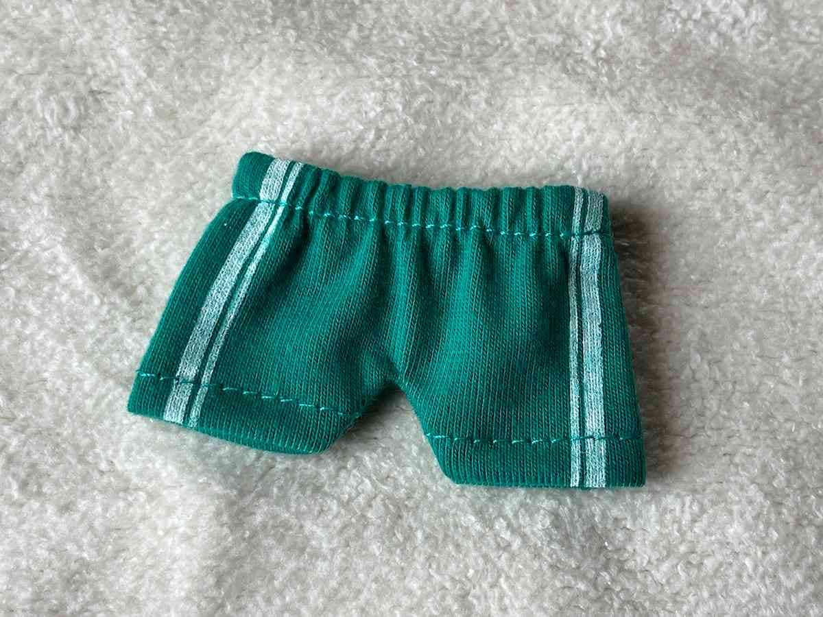 セリアの「ぬいぐるみ用ジャージパンツ ヲタコレ」は緑のほかに赤もある