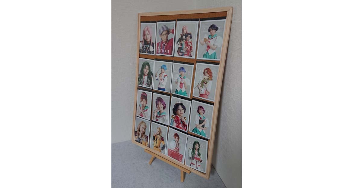 ダイソーの「コルクボード（片面、約40cm×60cm）」には16枚ブロマイドが飾れた！