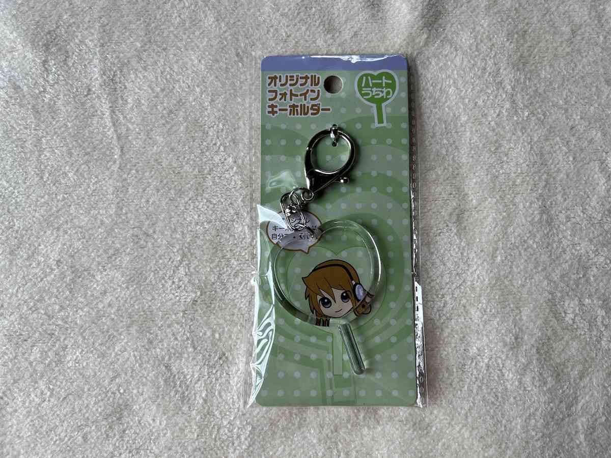 セリアの「オリジナルフォトインキーホルダー ハートうちわ」