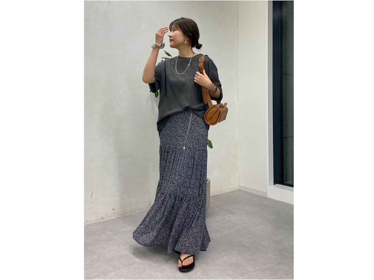 グレーのゆったりとしたTシャツも小花柄スカートで大人かわいく　出典：WEAR