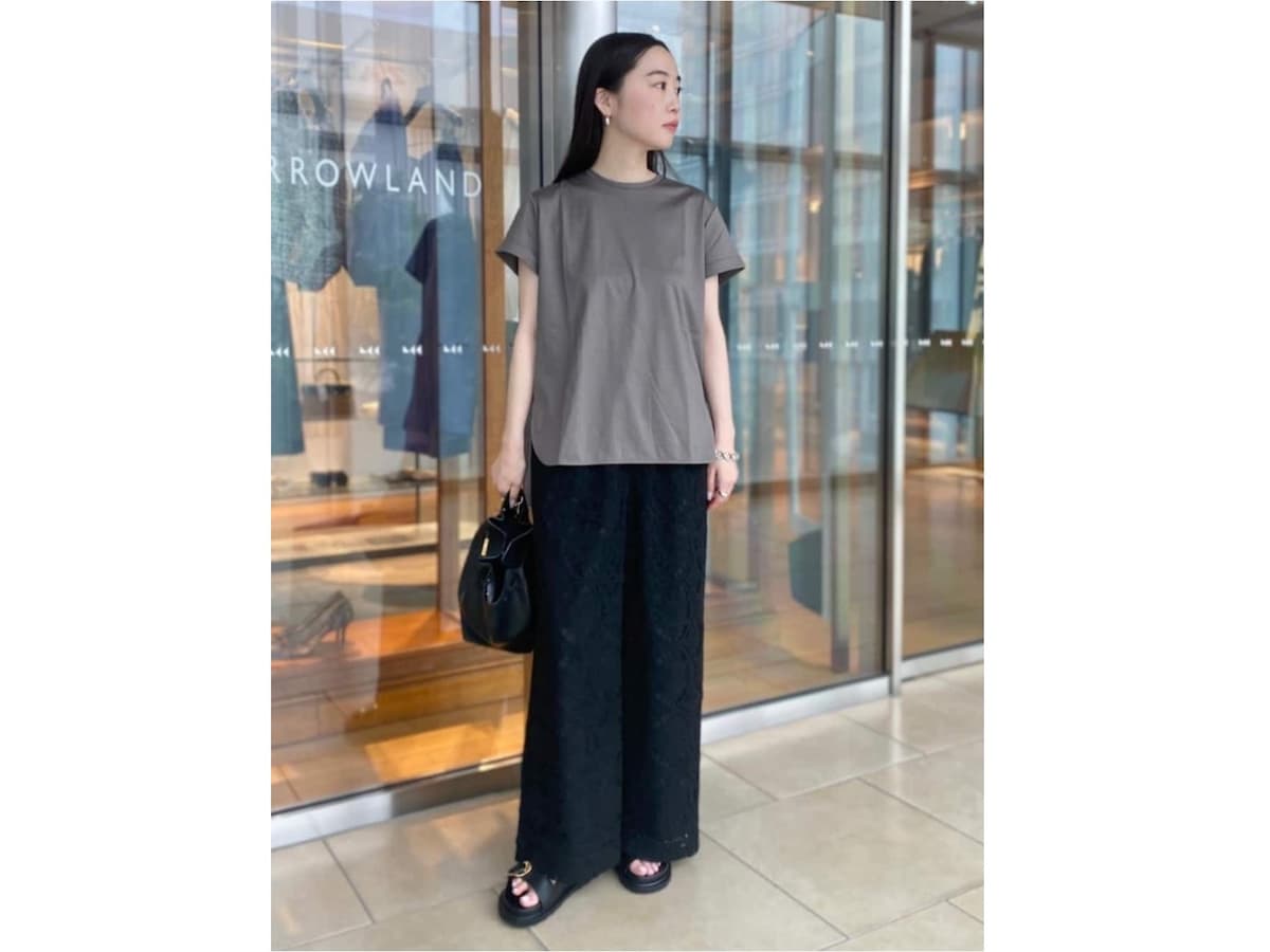 レース生地のブラックパンツでグレーTシャツも技ありコーデに　出典：WEAR