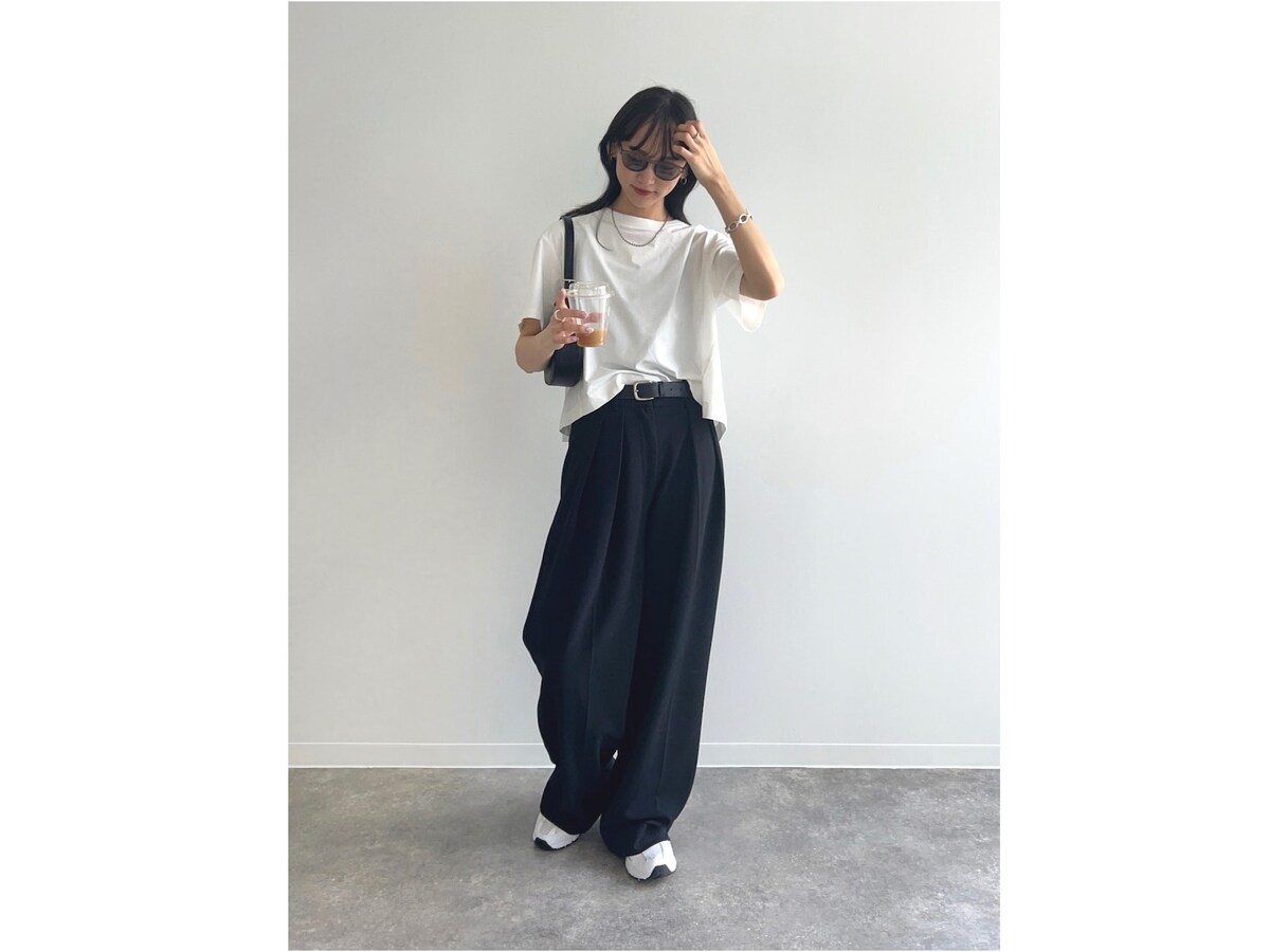 【OKコーデ】Tシャツ＆パンツのモノトーンコーデも、サイズ感や小物使いであか抜け度アップ　出典：WEAR