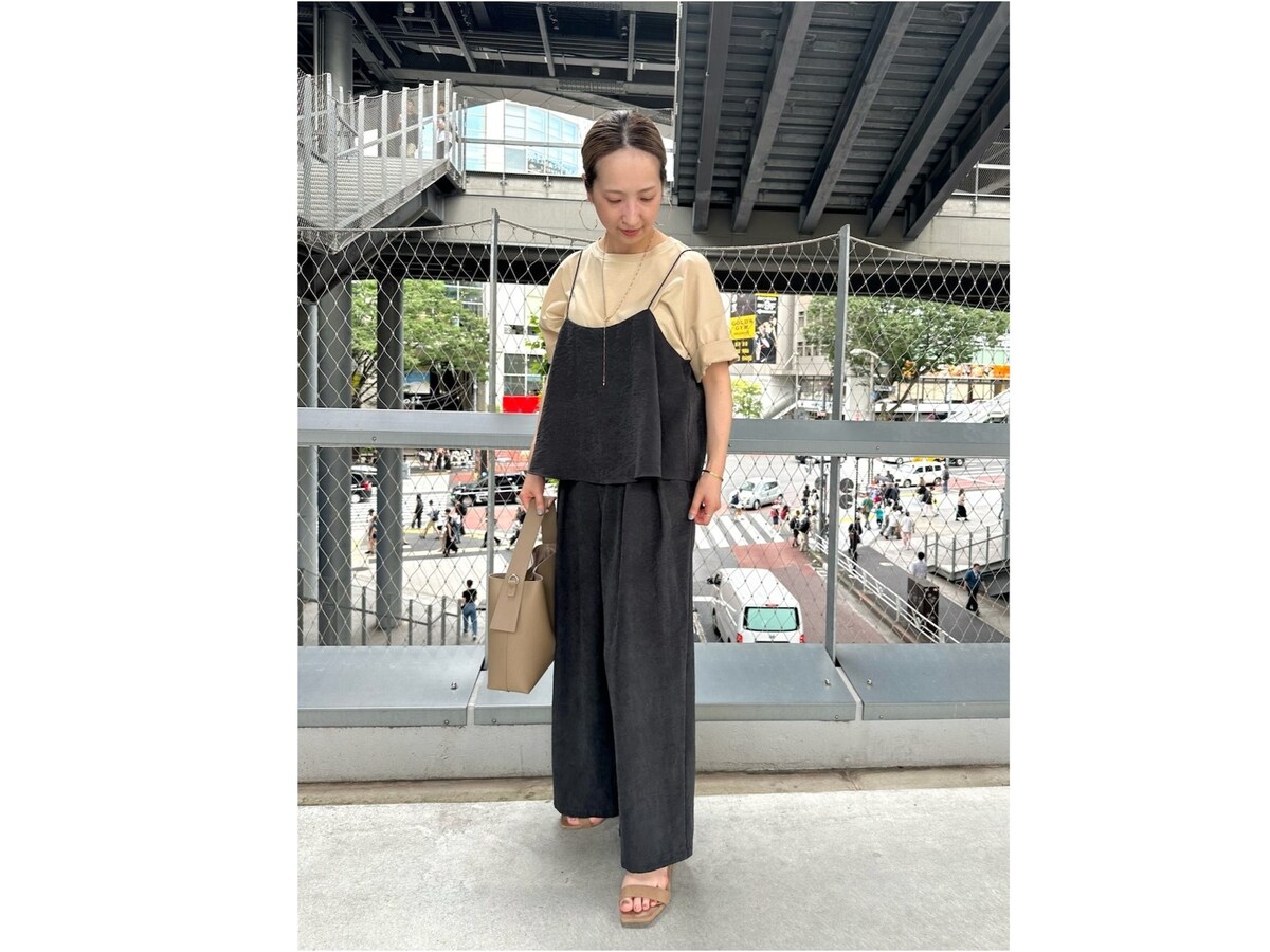 【OKコーデ】サロペットのレイヤードで洗練された大人カジュアルコーデに　出典：WEAR
