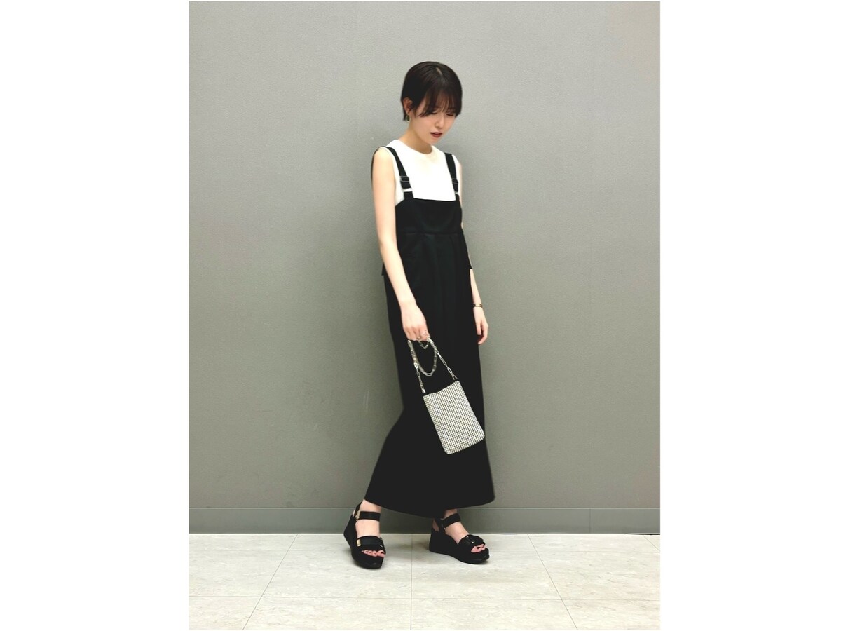 一枚でも、インナーとしても大活躍するノースリーブのTシャツ　出典：WEAR