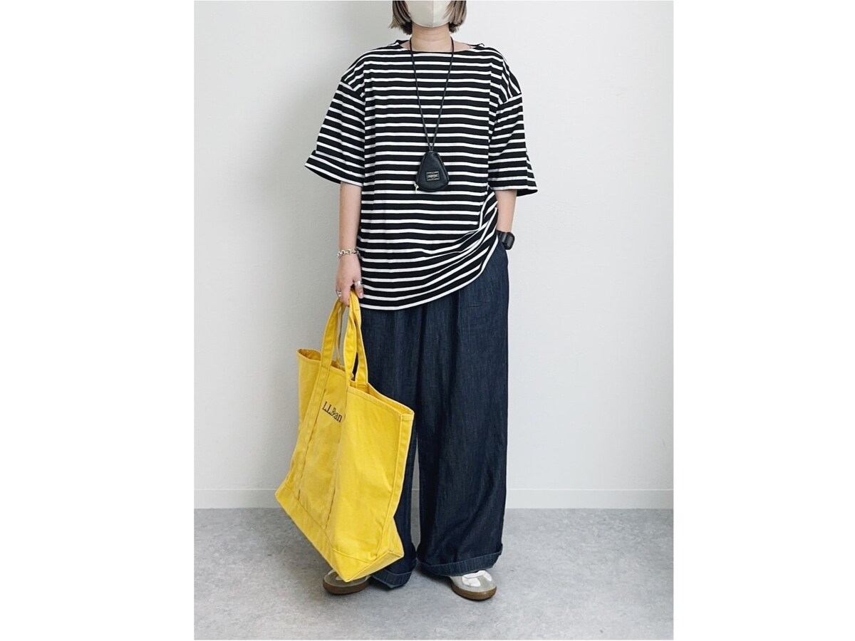 暑い夏にも快適なゆったりサイズのコーデをきれい色バッグでアップデート　出典：WEAR
