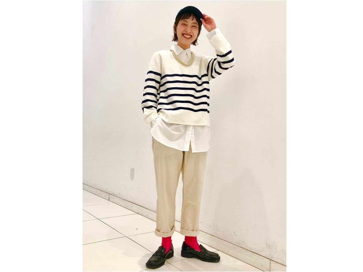パンツの裾からのぞく赤いソックスも真似したいポイント　出典：StyleHint