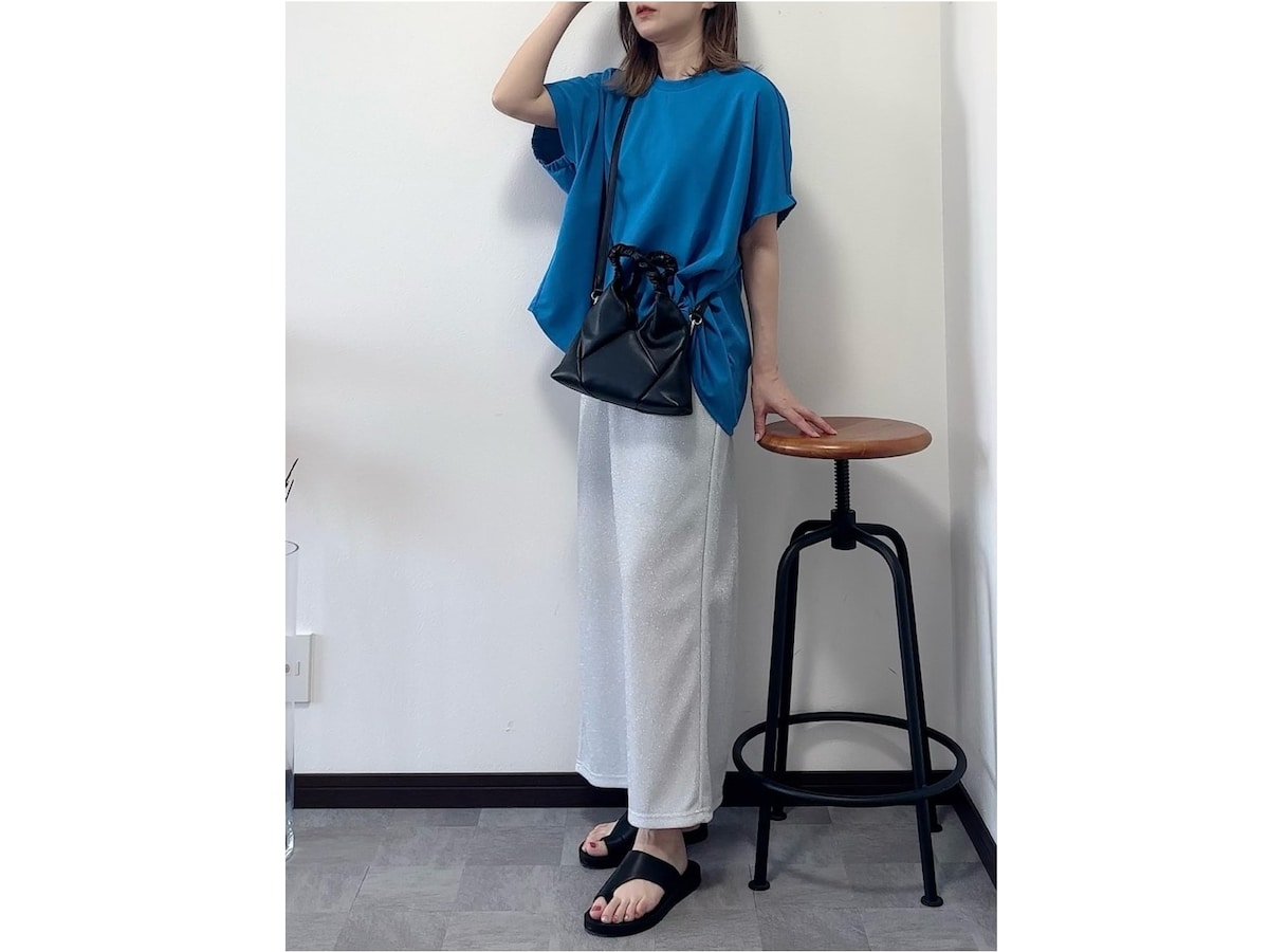 トレンドのシルバーのスカートなら、シンプルなワンツーコーデもOK　出典：WEAR