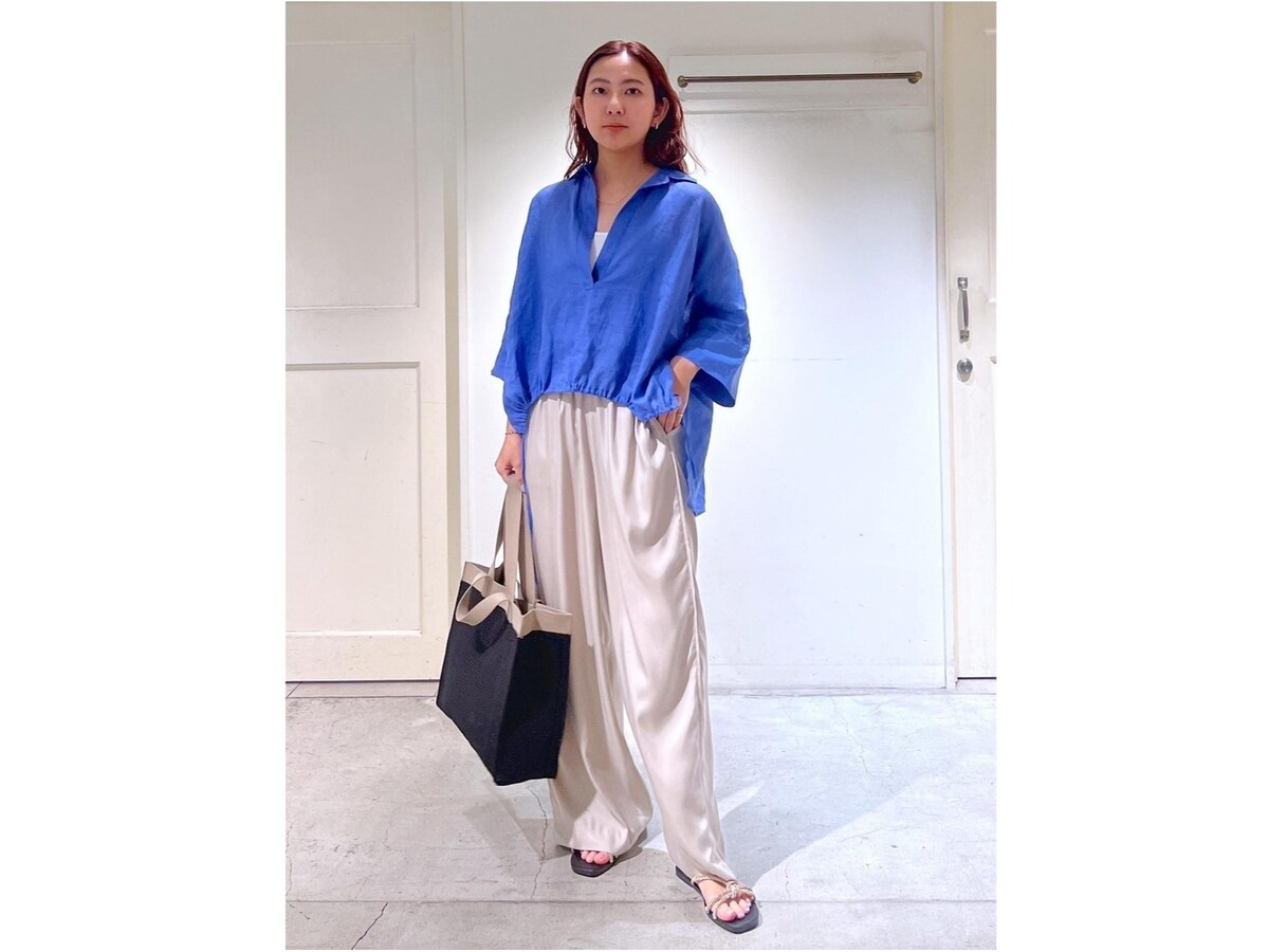 爽やかなブルーに光沢感のあるサテンの質感がおしゃれ　出典：WEAR