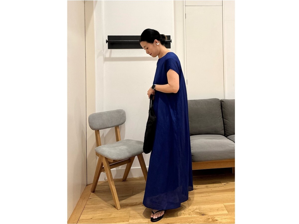 袖つきで大人も着やすい！ ブルーのロングワンピース　出典：WEAR