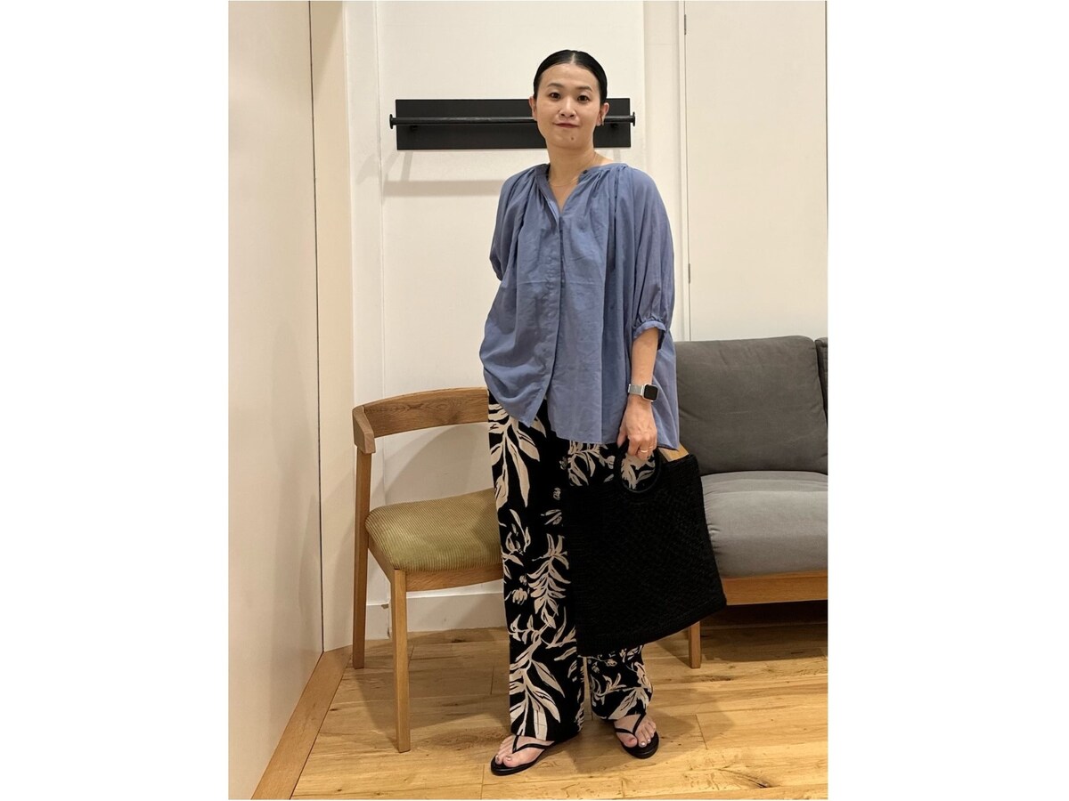シャリ感のあるブルーシャツはトレンド問わず着られます　出典：WEAR