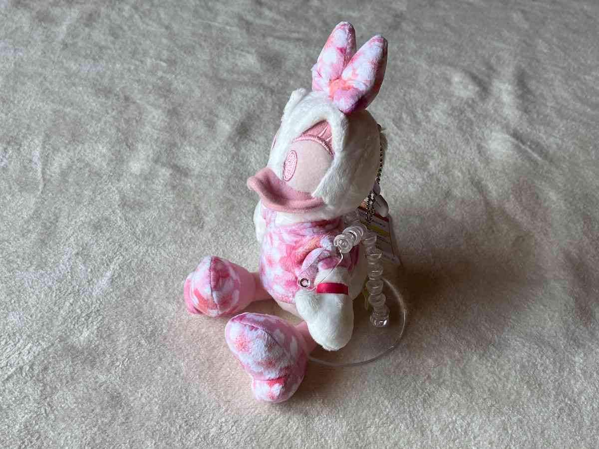 セリアの「ぬいぐるみスタンド 可動式」の支柱は透明
