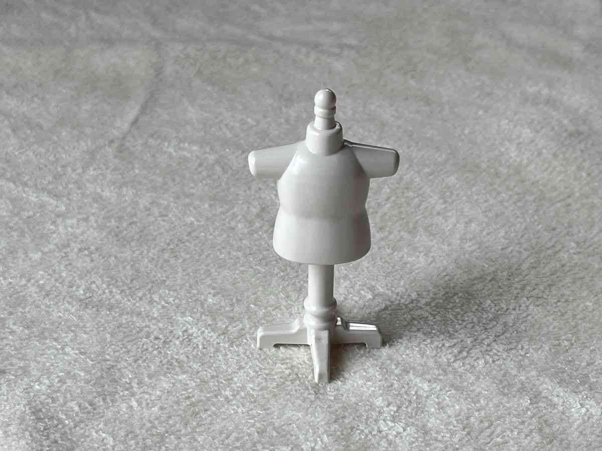 セリアの「ミニトルソー スモールサイズ」はぬいぐるみの服を飾れる