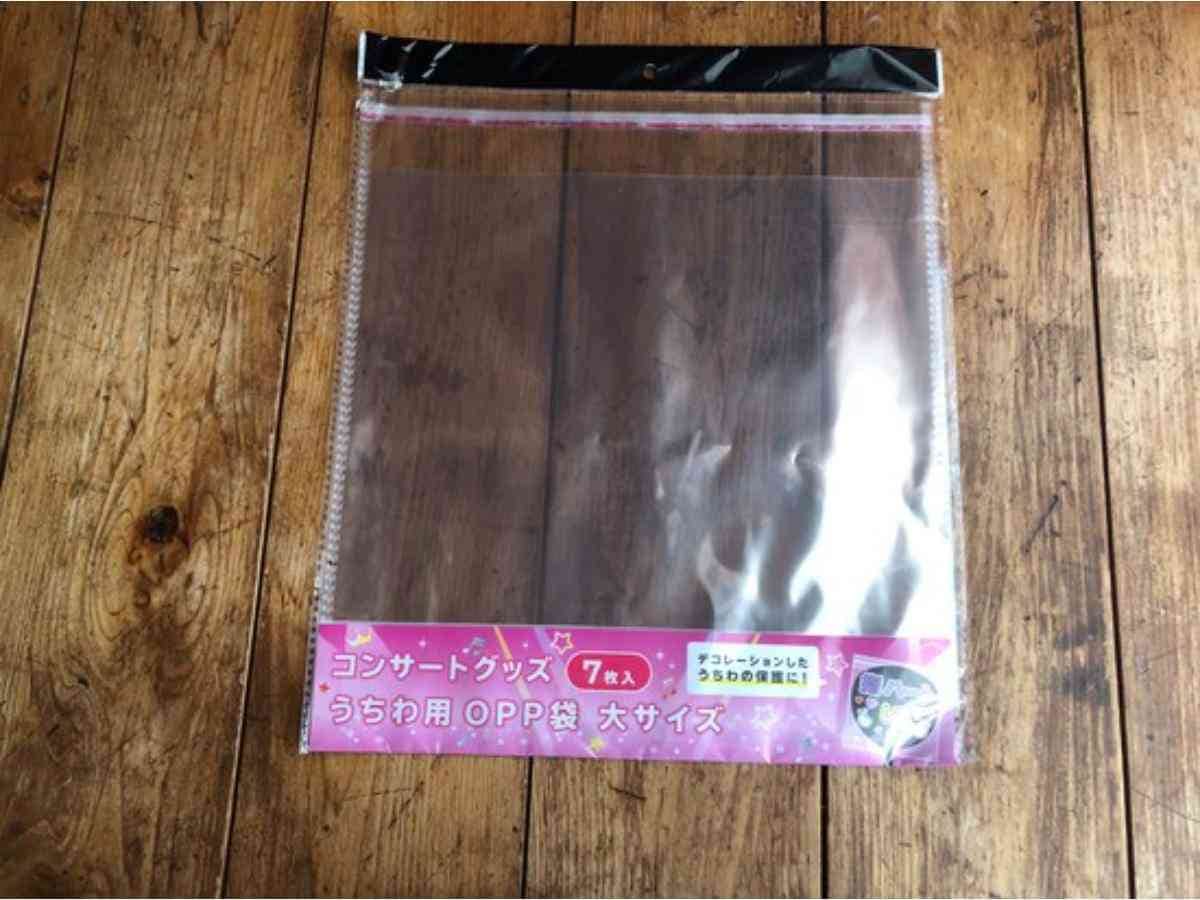 セリアの「コンサートグッズ　うちわ用OPP袋」