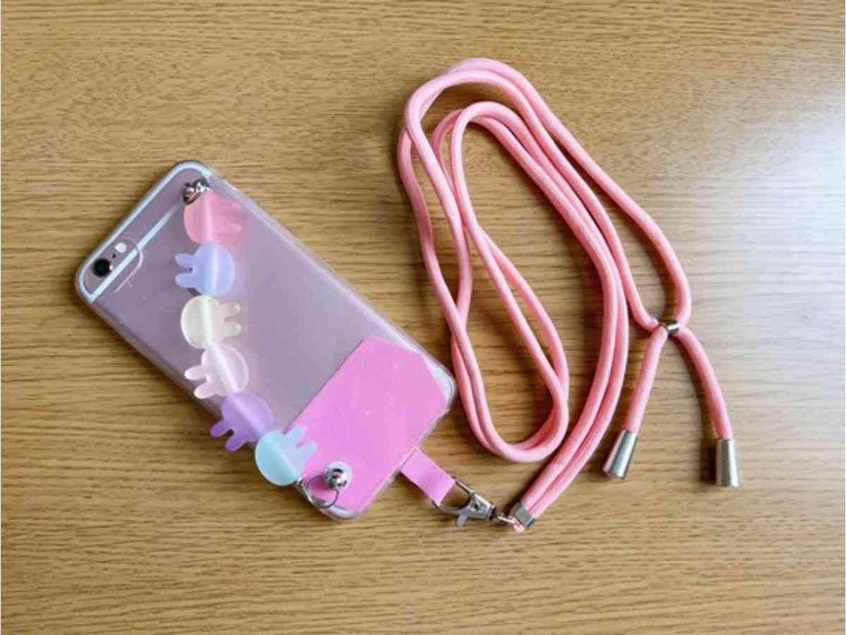セリアの「スマホケース用 肩かけストラップ」は装着簡単