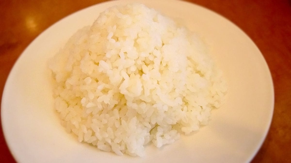 ライス大盛りは山のように盛られています。